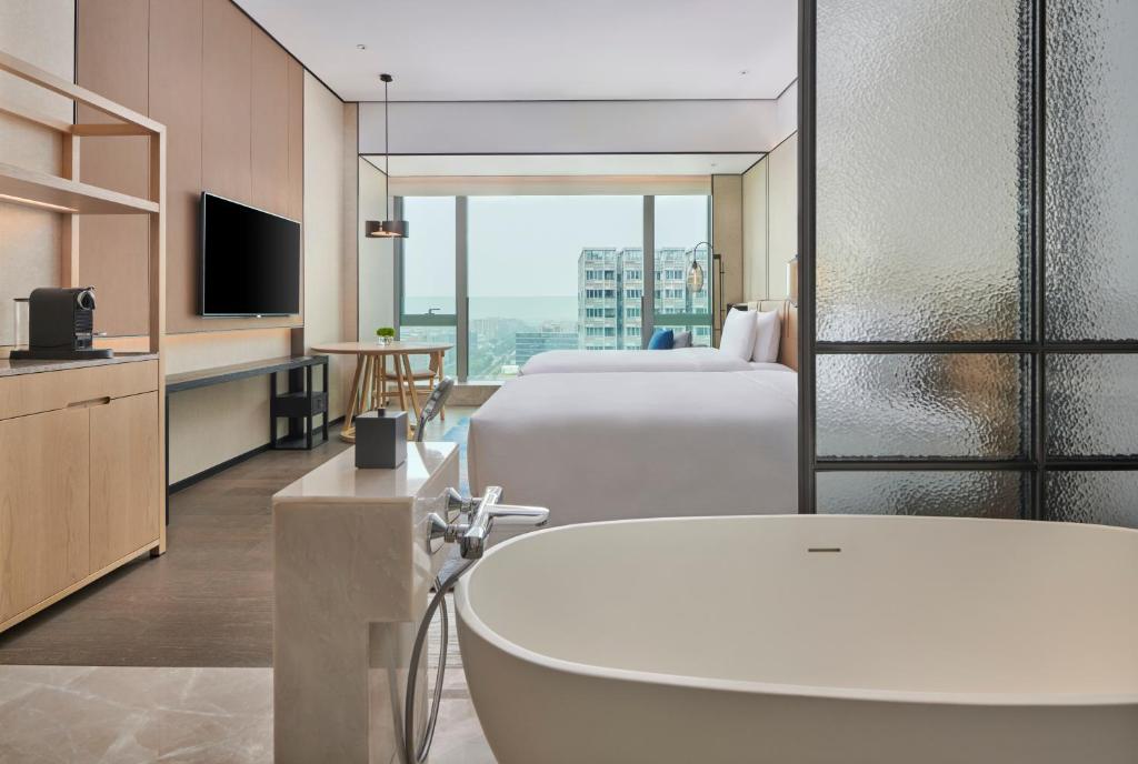 TV a/nebo společenská místnost v ubytování DoubleTree by Hilton Shenzhen Airport