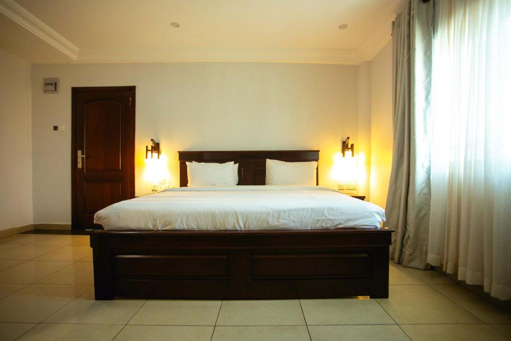 Postel nebo postele na pokoji v ubytování Aklin Hotel