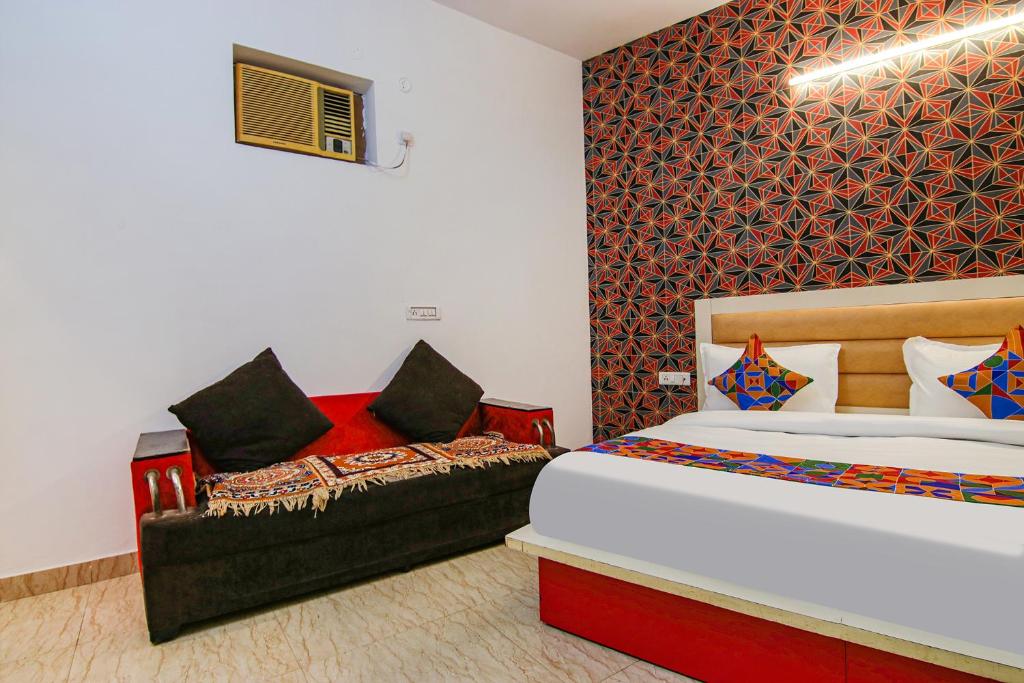 新德里的住宿－FabExpress Gross Plaza，一间带两张床和一张沙发的卧室