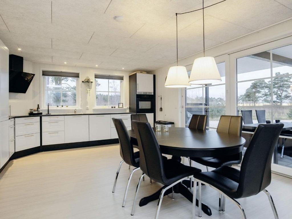 Kuchyň nebo kuchyňský kout v ubytování Holiday home Læsø II