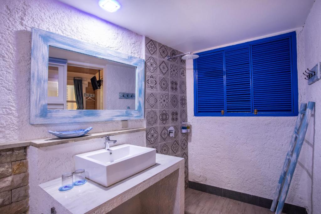 Koupelna v ubytování Santorini Beach Resort