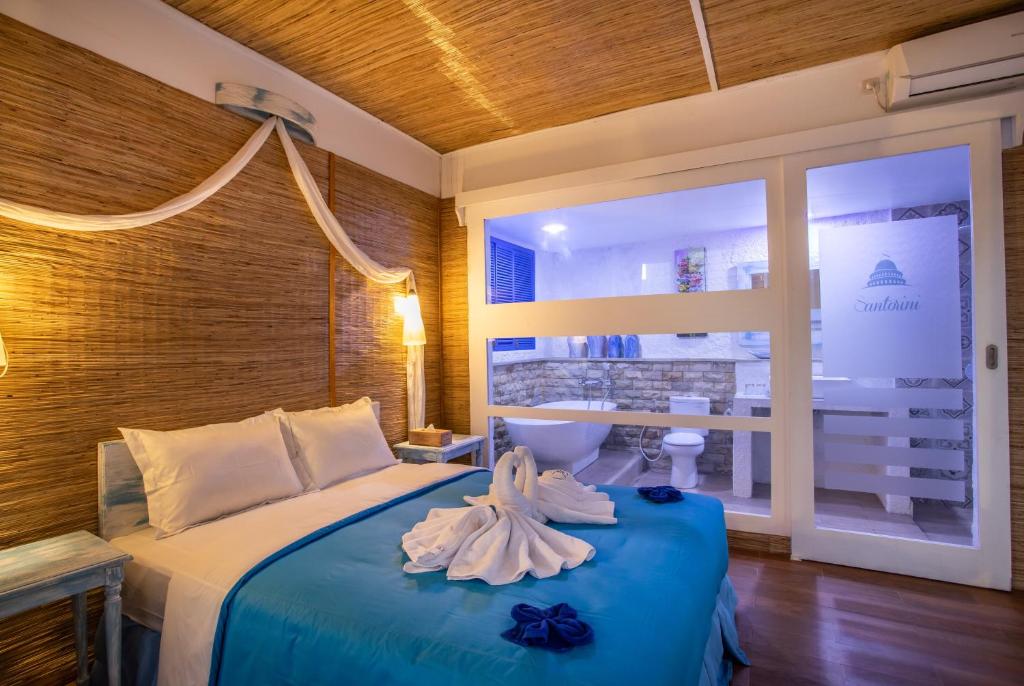 Postel nebo postele na pokoji v ubytování Santorini Beach Resort