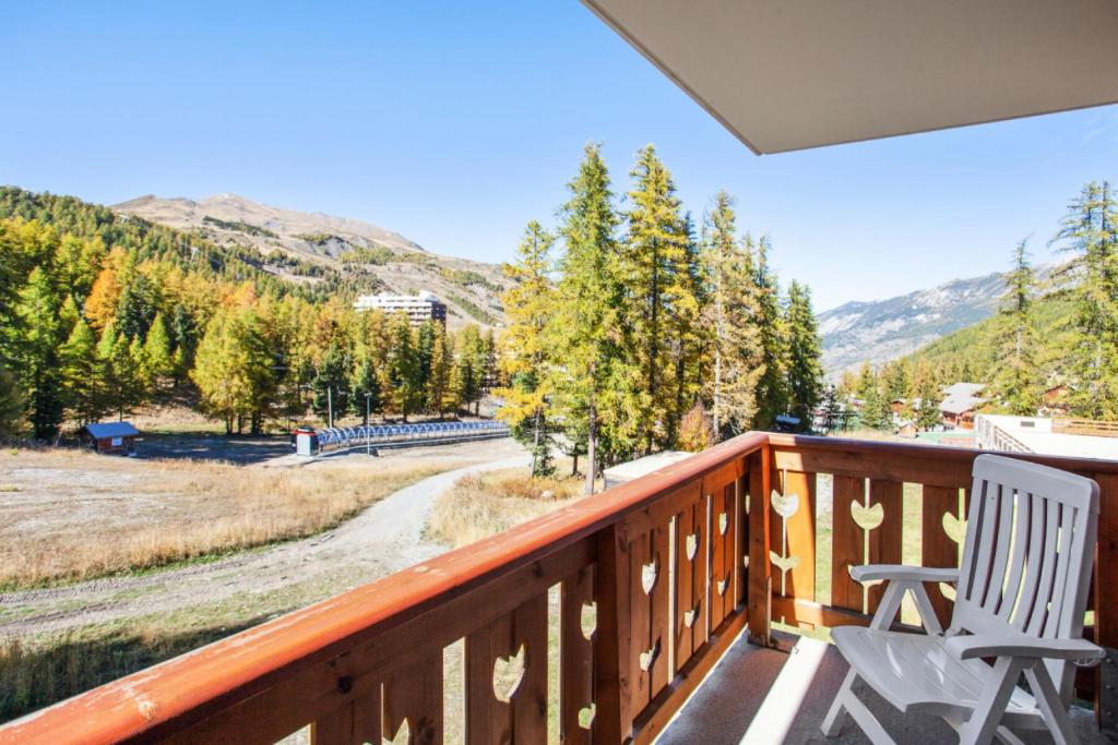 une terrasse avec deux chaises et une vue sur la montagne dans l'établissement Résidence L'Albane - maeva Home - Appartement 2 pièces 5 personnes Sélection MAE-7977, à Vars