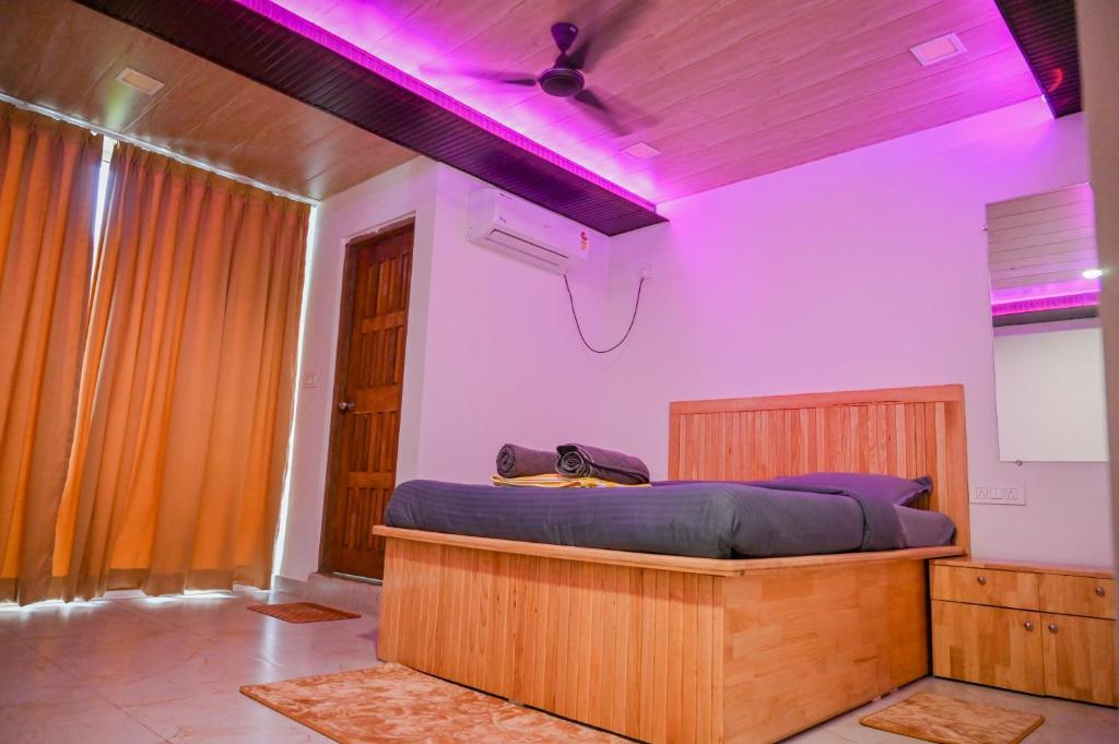 Postel nebo postele na pokoji v ubytování Divine Stays