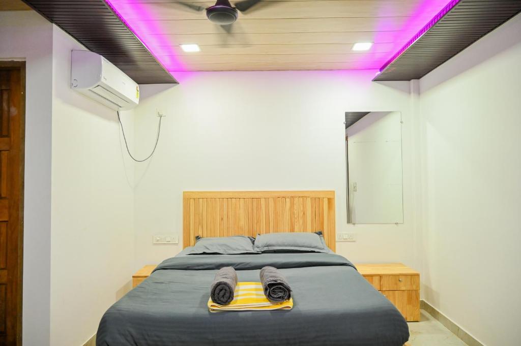 Postel nebo postele na pokoji v ubytování Divine Stays