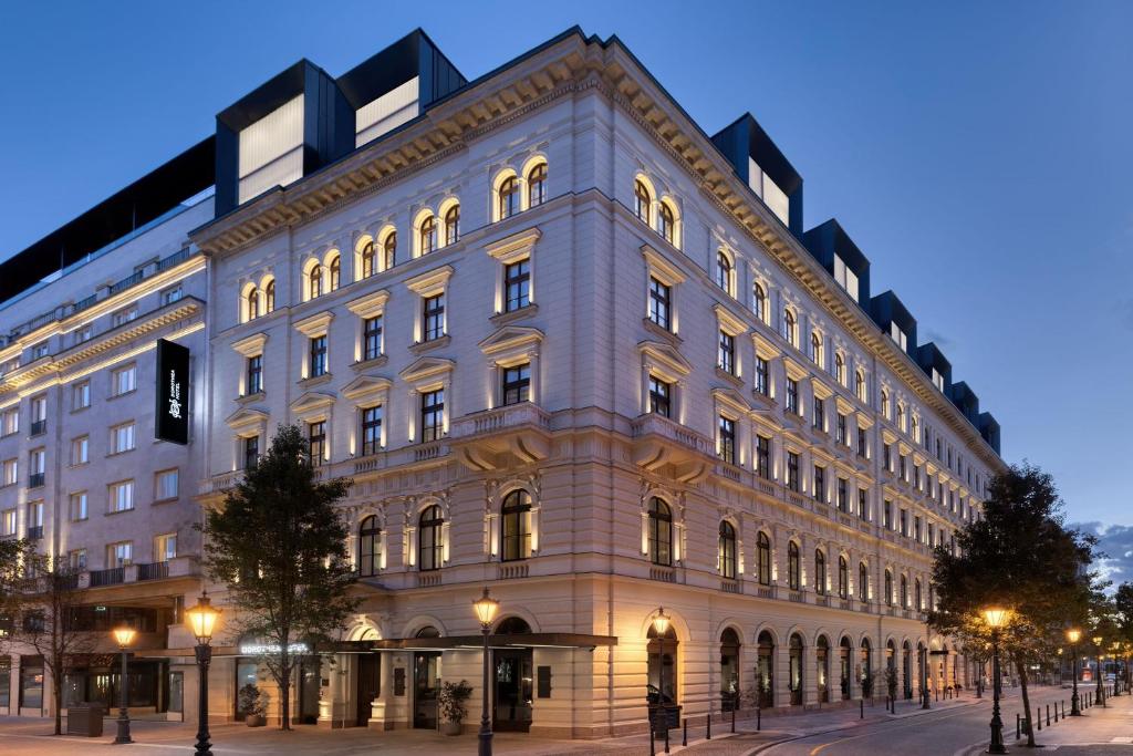 un gran edificio en una calle de la ciudad por la noche en Dorothea Hotel, Budapest, Autograph Collection, en Budapest