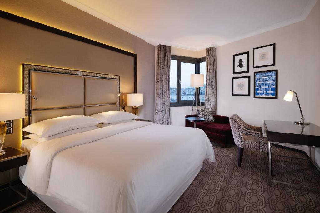 Sheraton Grand Krakow - Deluxe, Guest Room, 1 King, City Or Atrium View