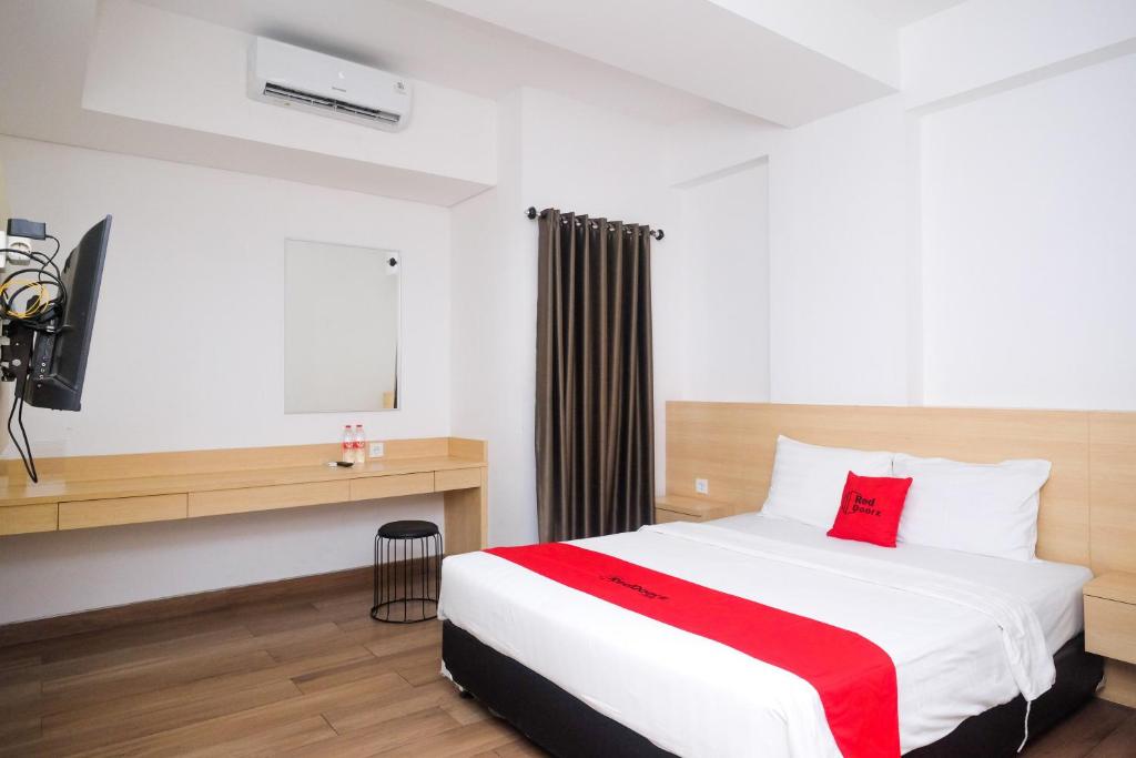 Letto o letti in una camera di RedDoorz Apartment near Exit Toll Colomadu