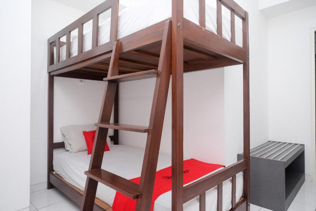 Letto o letti in una camera di RedDoorz Apartment near Exit Toll Colomadu