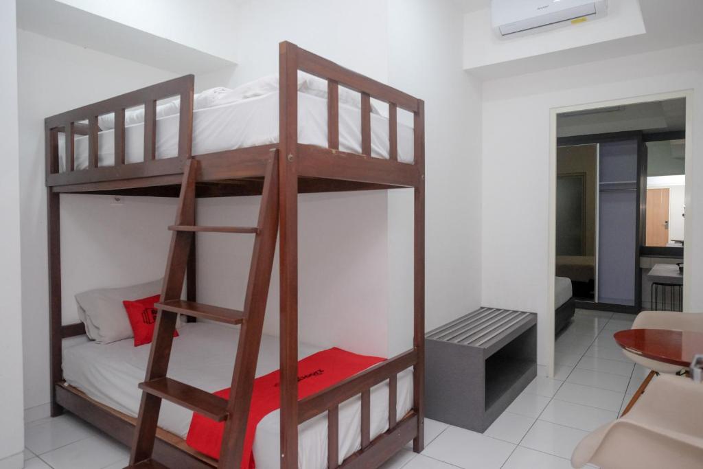 Letto o letti in una camera di RedDoorz Apartment near Exit Toll Colomadu
