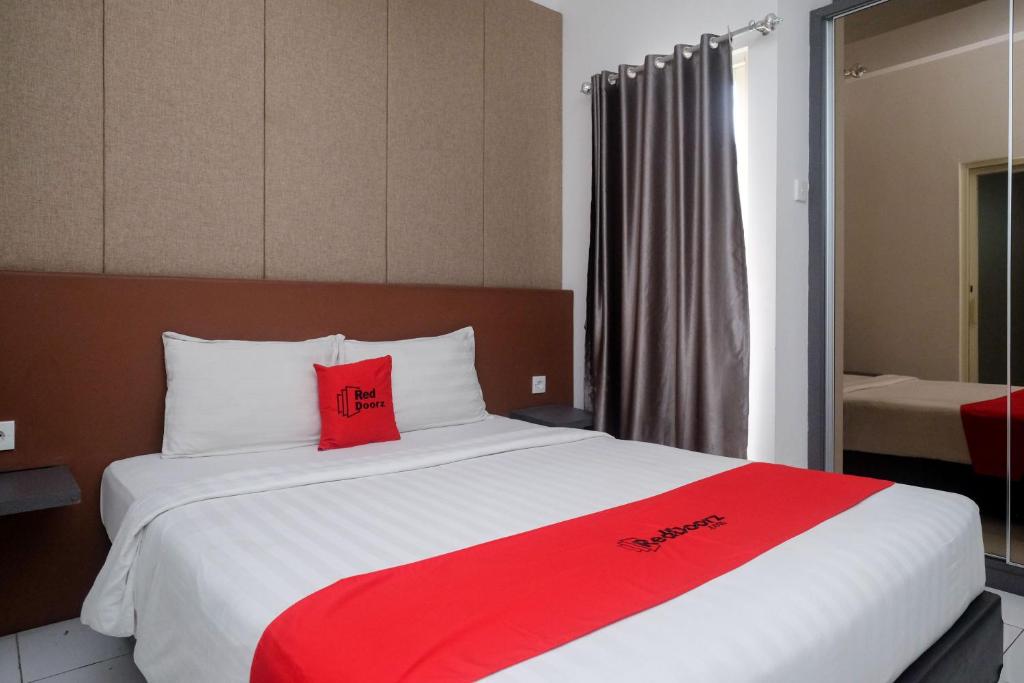 Letto o letti in una camera di RedDoorz Apartment near Exit Toll Colomadu