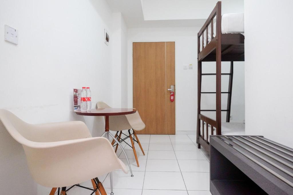 Letto o letti in una camera di RedDoorz Apartment near Exit Toll Colomadu