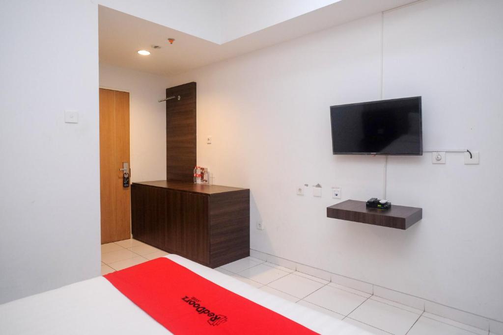TV o dispositivi per l'intrattenimento presso RedDoorz Apartment near Exit Toll Colomadu