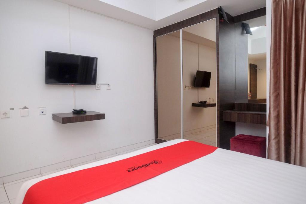 TV o dispositivi per l'intrattenimento presso RedDoorz Apartment near Exit Toll Colomadu