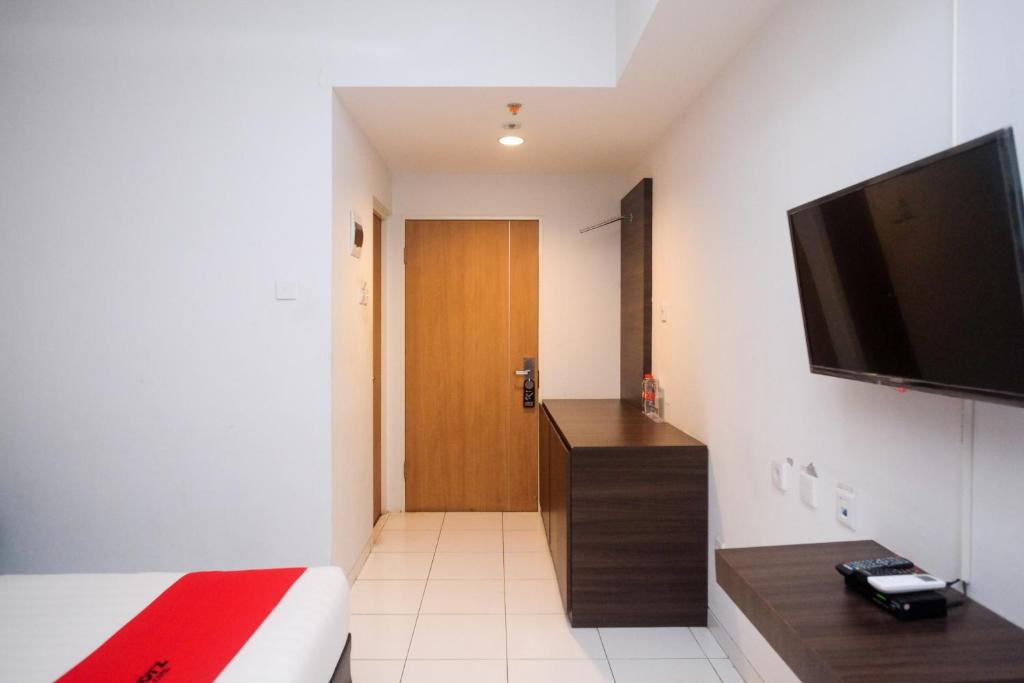 TV o dispositivi per l'intrattenimento presso RedDoorz Apartment near Exit Toll Colomadu