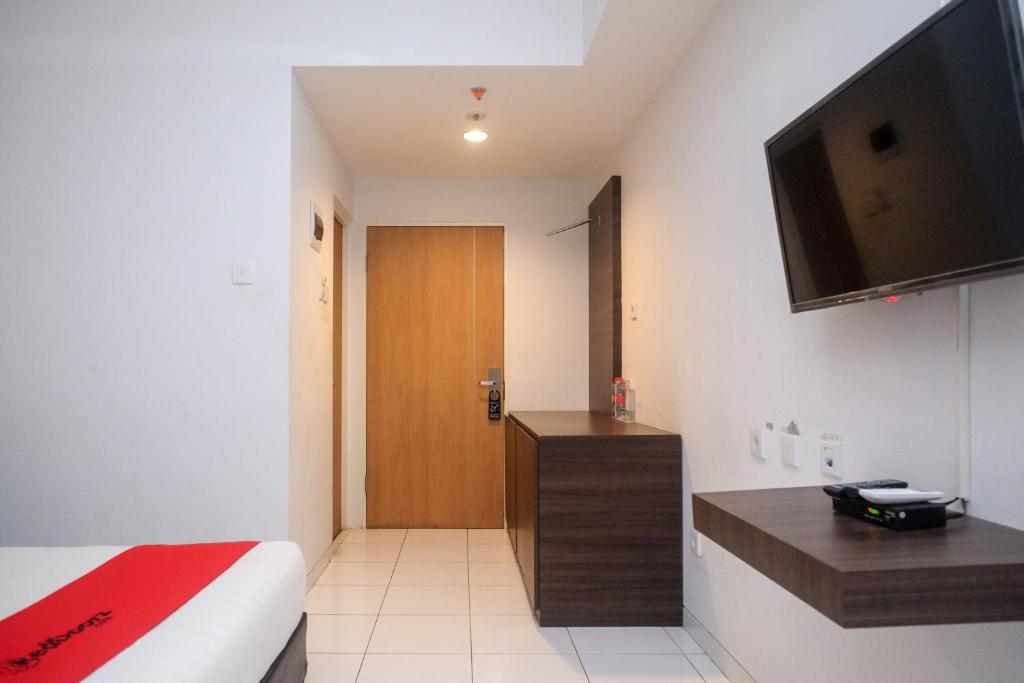 TV o dispositivi per l'intrattenimento presso RedDoorz Apartment near Exit Toll Colomadu