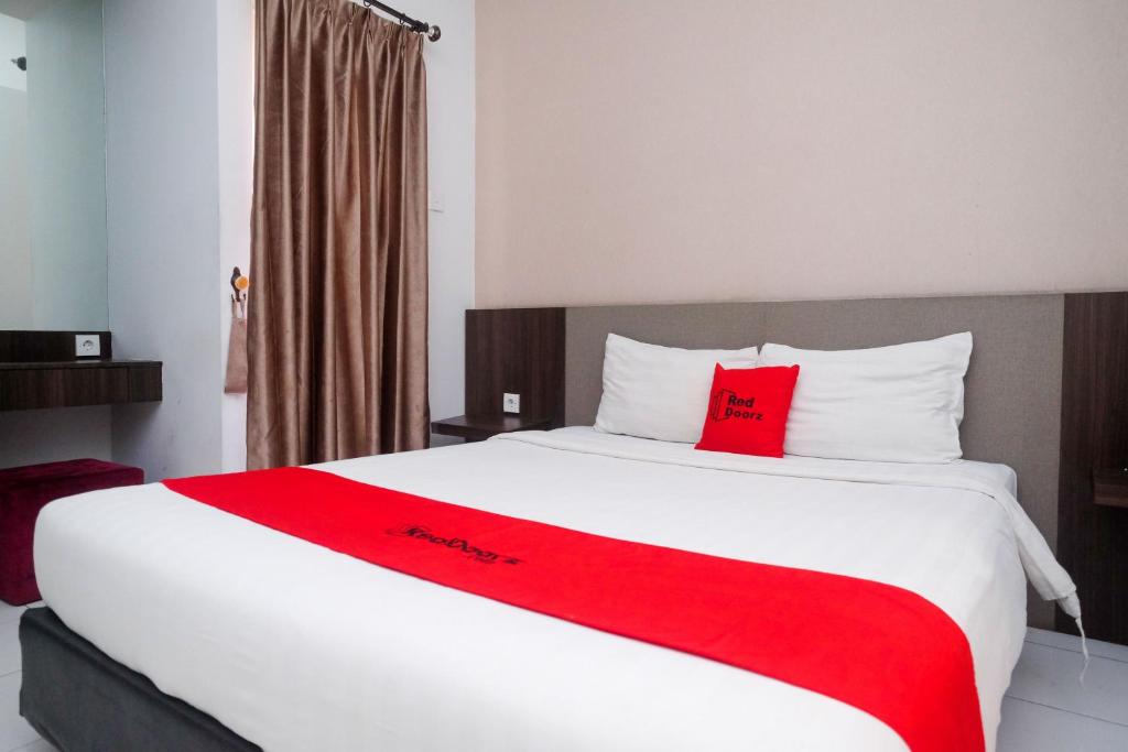Letto o letti in una camera di RedDoorz Apartment near Exit Toll Colomadu
