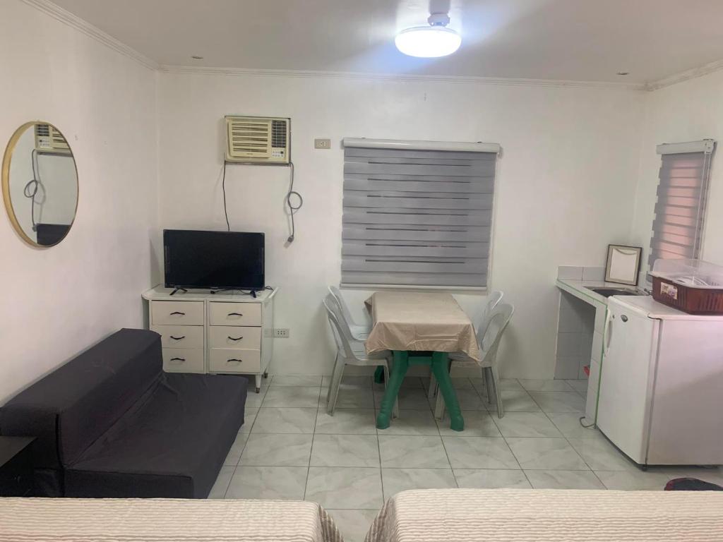 TV a/nebo společenská místnost v ubytování Nolina's Transient Rooms - Alaminos, Pangasinan
