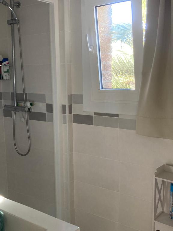 a bathroom with a shower with a window at Appartement Vue Mer avec Piscine et WIFI in Salou