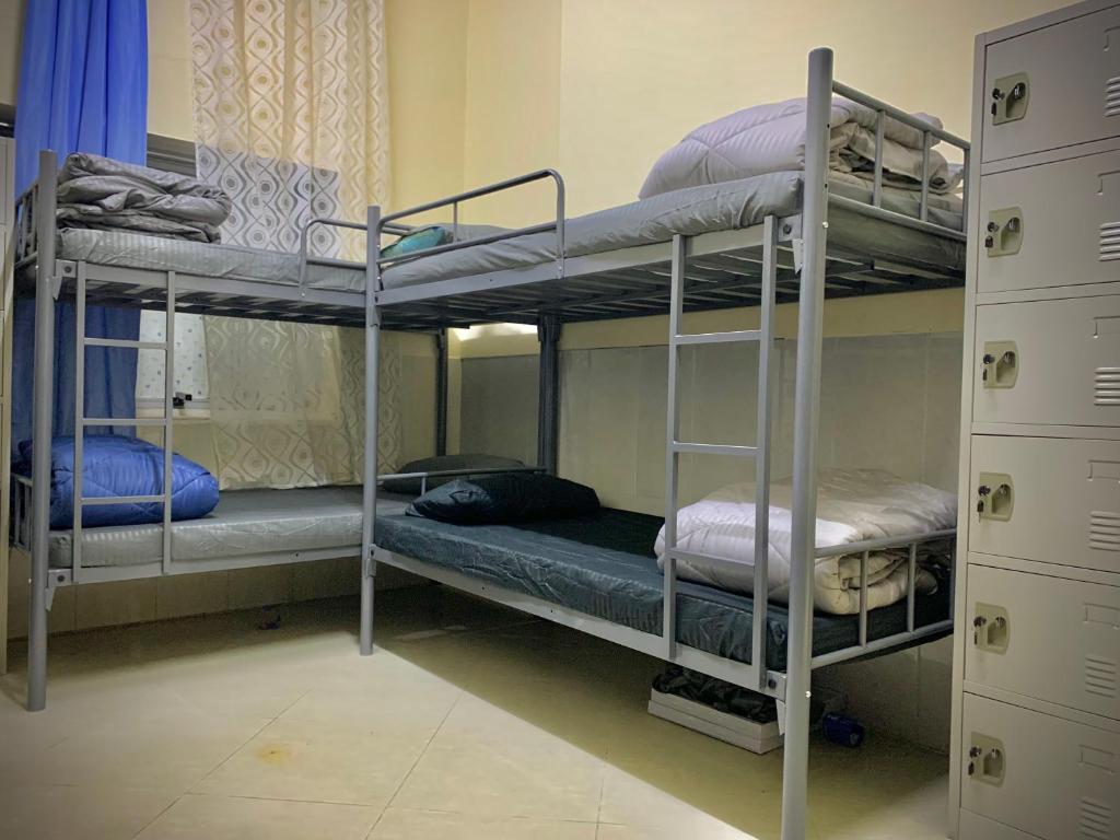 Divstāvu gulta vai divstāvu gultas numurā naktsmītnē Falcon Living Hostel