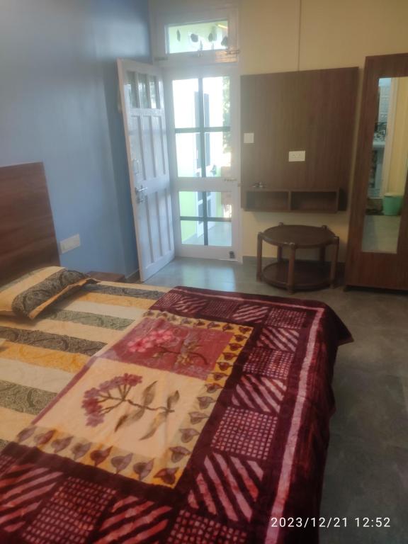 Postel nebo postele na pokoji v ubytování Tree Valley Homestay Chail