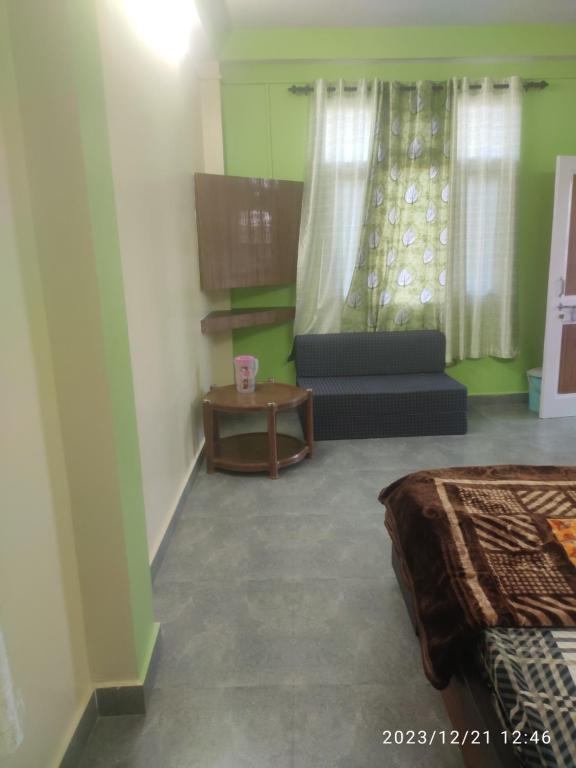 Posezení v ubytování Tree Valley Homestay Chail