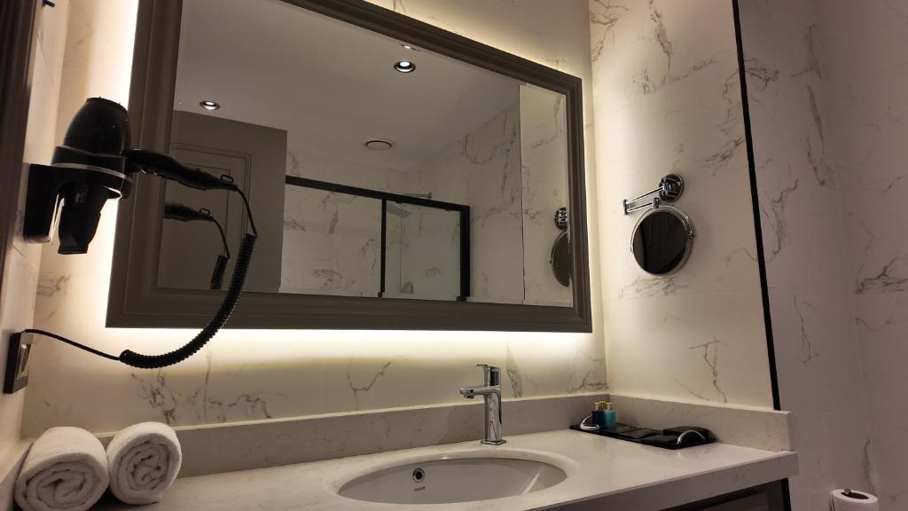 Koupelna v ubytování Lala Grand Hotel