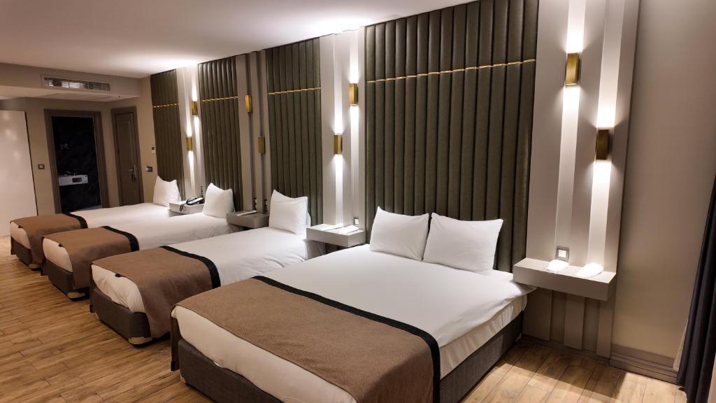 Postel nebo postele na pokoji v ubytování Lala Grand Hotel