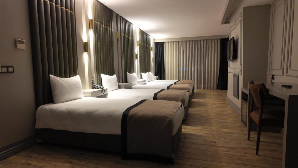 Postel nebo postele na pokoji v ubytování Lala Grand Hotel