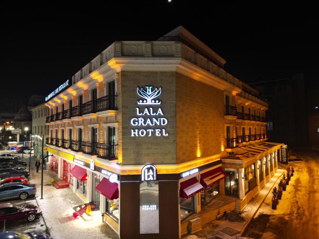 um edifício com uma placa que lê o grande hotel em Lala Grand Hotel em Erzurum