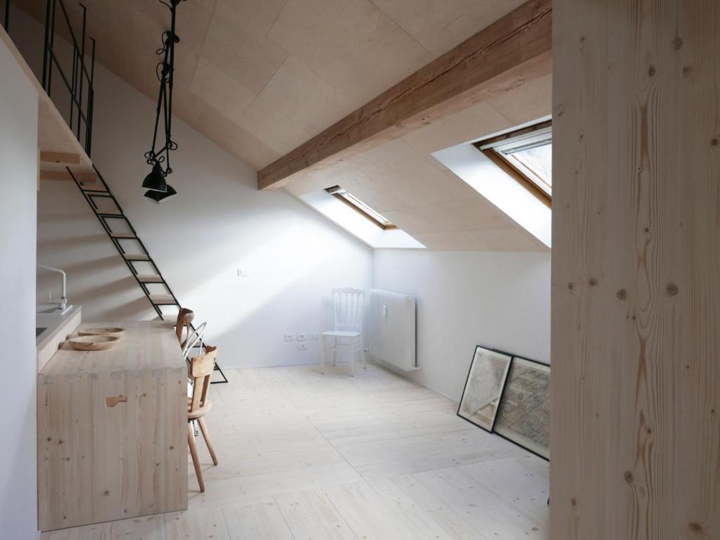d'une mezzanine avec une lucarne et des murs blancs. dans l'établissement House Design Vipiteno, à Vipiteno