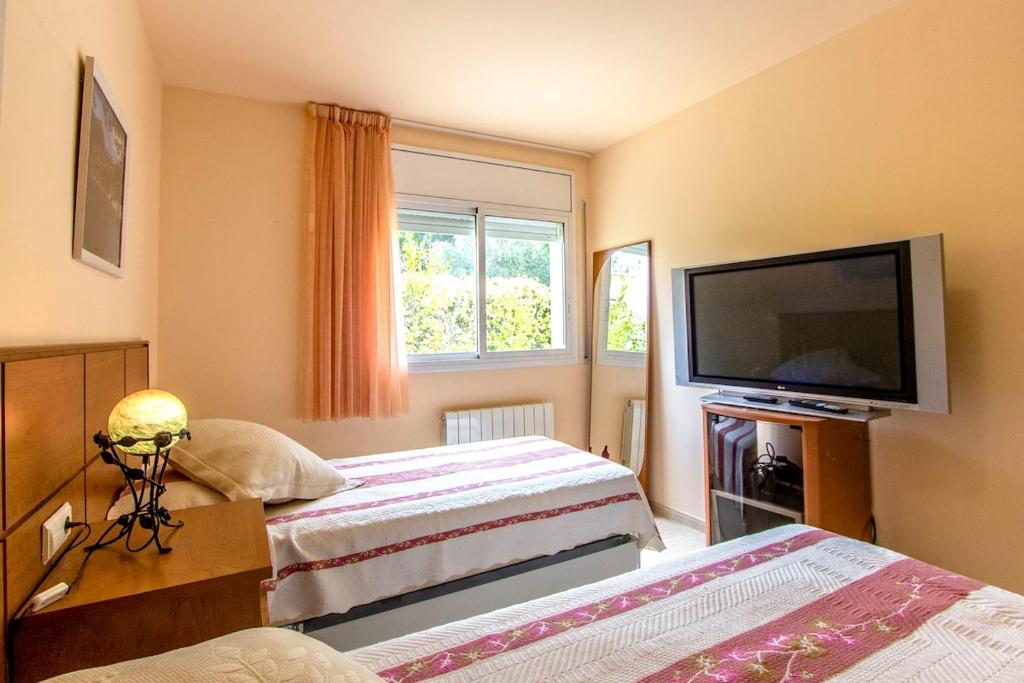 TV a/nebo společenská místnost v ubytování Catalunya Casas Costa Dorada Lair in Cunit, 2 km from Med Sea!