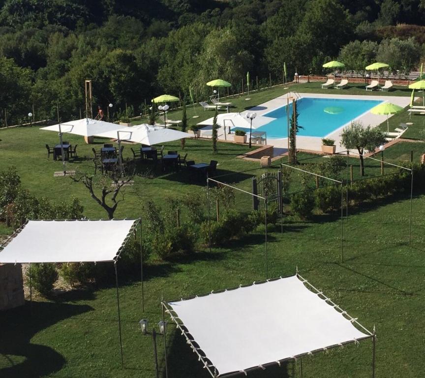 Bazén v ubytovaní Casale degli Ulivi Resort alebo v jeho blízkosti