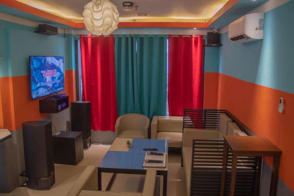 TV a/nebo společenská místnost v ubytování Valentino's Hotel