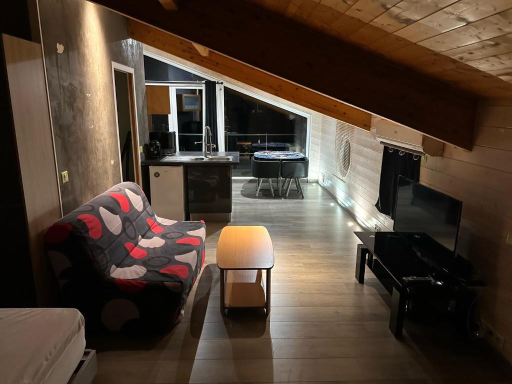 ein Wohnzimmer mit einem Sofa und einem Tisch in der Unterkunft Rivière et jardin à vos pieds in Pulligny