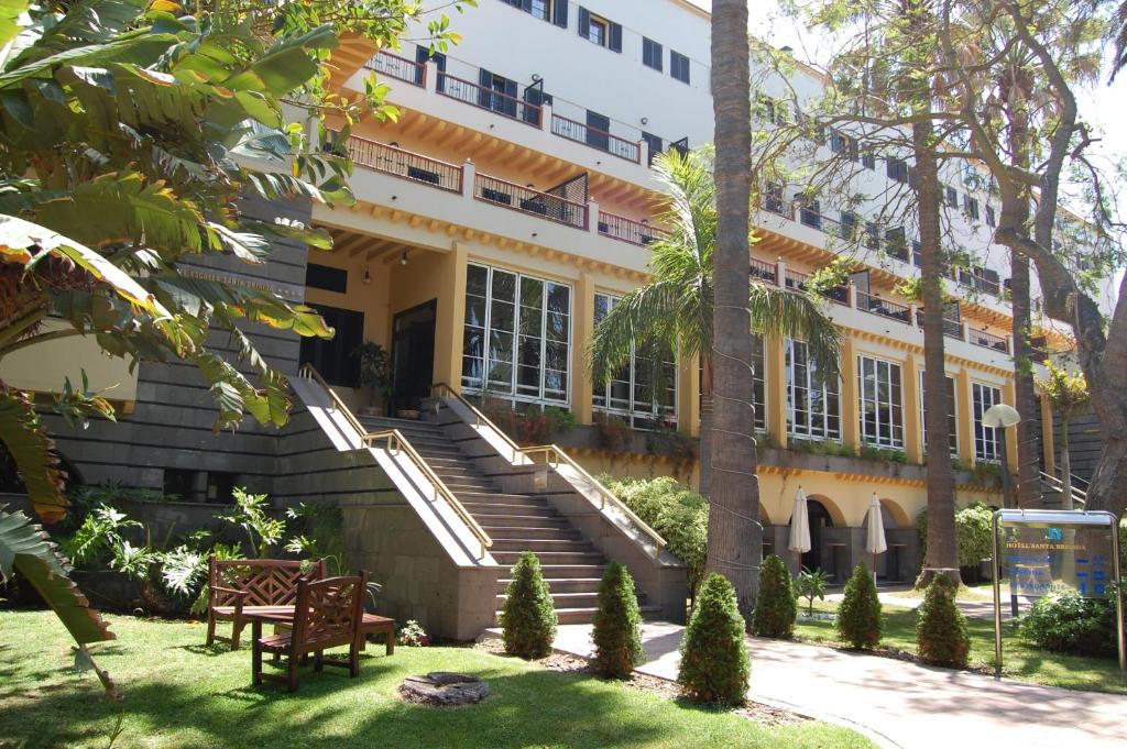 um edifício com escadas e cadeiras em frente em Hotel Escuela Santa Brígida em Santa Brígida