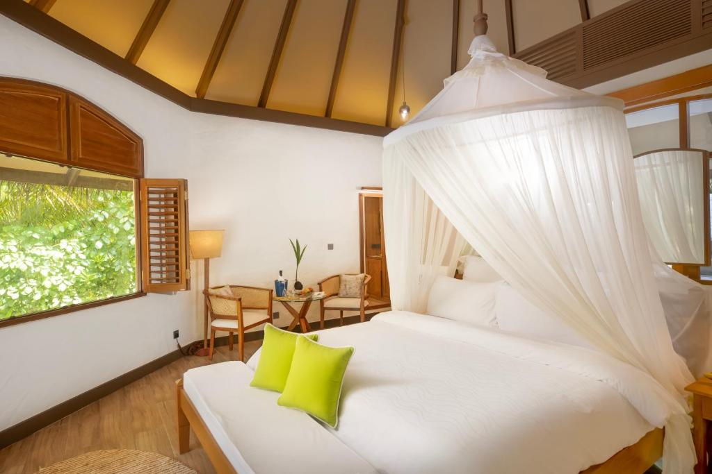 Postel nebo postele na pokoji v ubytování Coco Palm Dhuni Kolhu - 20 percent off roundtrip Seaplane for stays from 1 May to 30 September 2025