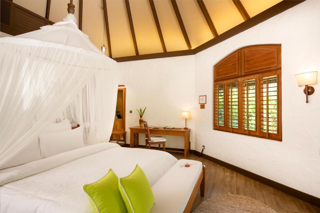 Postel nebo postele na pokoji v ubytování Coco Palm Dhuni Kolhu - 20 percent off roundtrip Seaplane for stays from 1 May to 30 September 2025