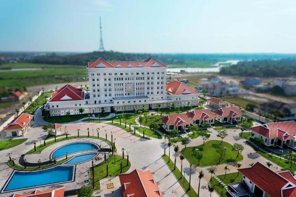 Bazén v ubytování Ban Thach Riverside Hotel & Resort nebo v jeho okolí