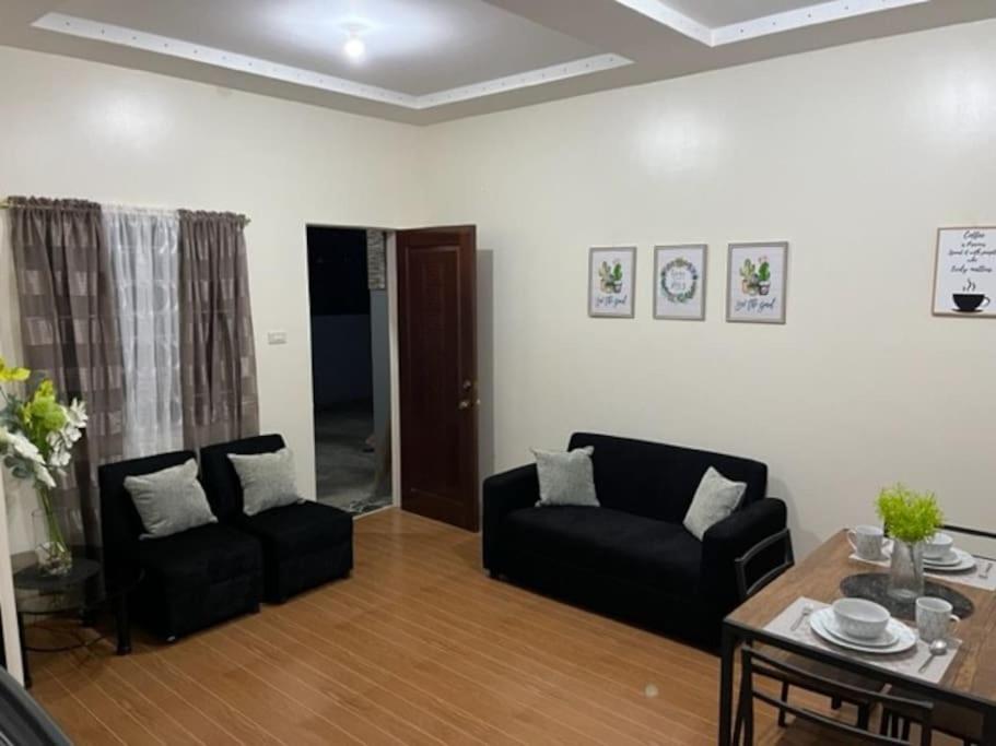 ein Wohnzimmer mit 2 Stühlen und einem Tisch in der Unterkunft Estilo 2-Bedroom Apartment B in Loculan