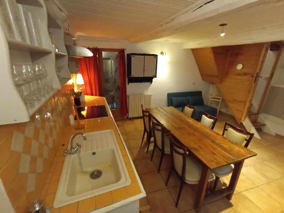 - une cuisine et une salle à manger avec une table et un évier dans l'établissement Appartement de campagne à Limans, à Limans