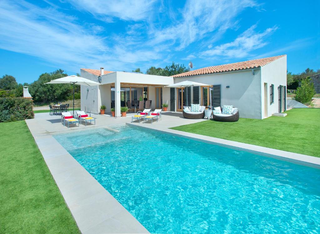 uma villa com uma piscina e uma casa em Owl Booking Villa Mir - Luxury Retreat em Pollença