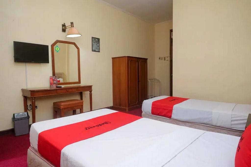 Postel nebo postele na pokoji v ubytování RedDoorz Plus @ Laweyan