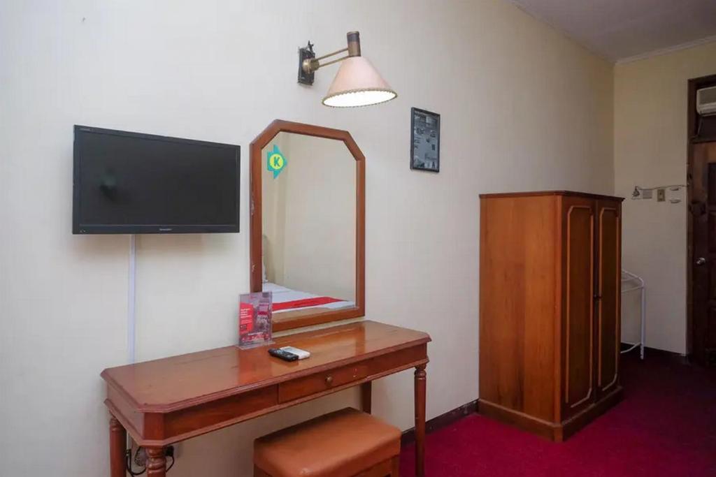 TV a/nebo společenská místnost v ubytování RedDoorz Plus @ Laweyan