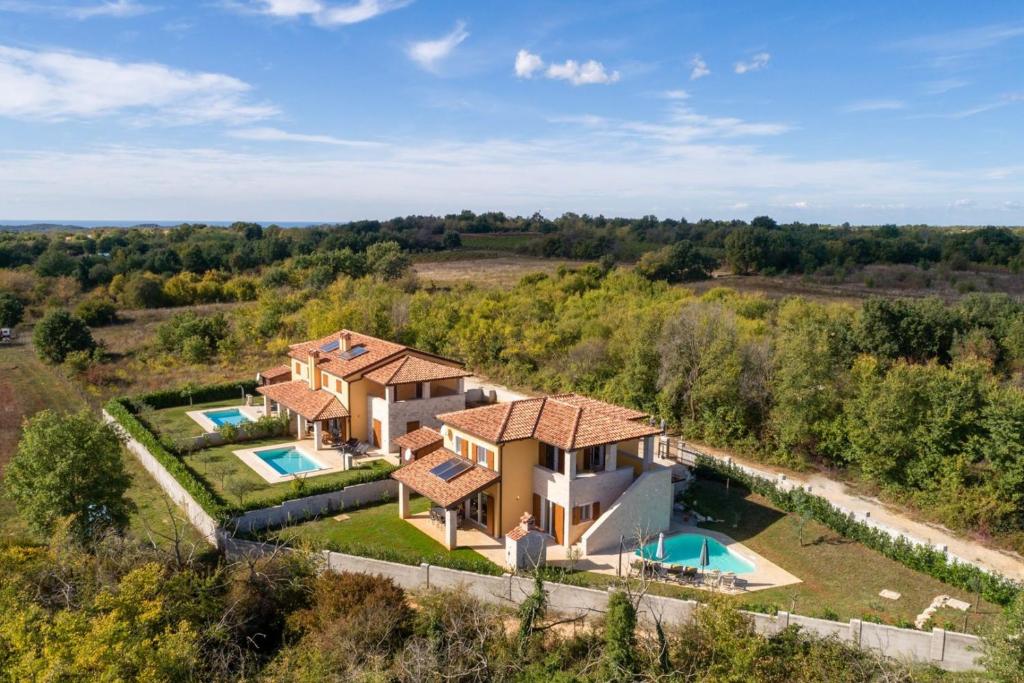 Bazén v ubytování Villa Amalija nebo v jeho okolí