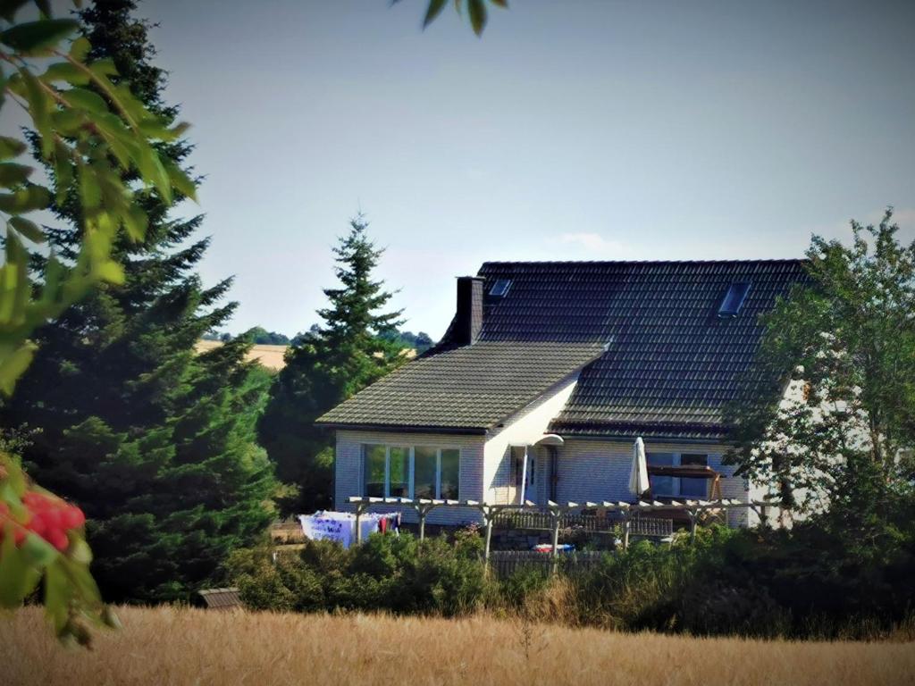 une maison avec des panneaux solaires sur le toit dans l'établissement Ferienhaus "Hirschsieh", à Stiege