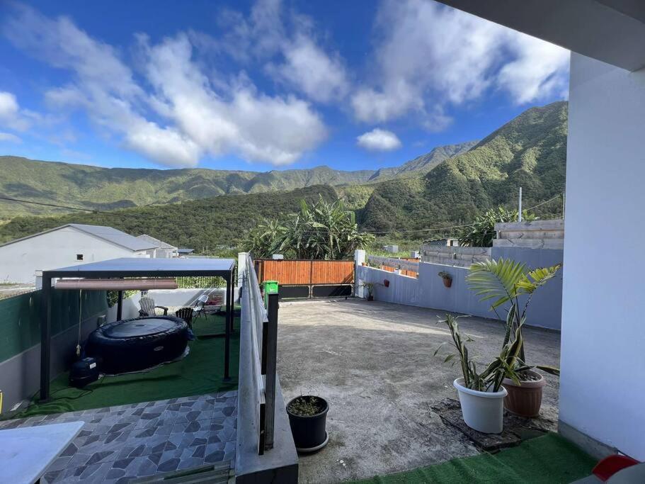 - une vue depuis le toit d'une maison avec une voiture dans l'établissement Appartement vue panoramique +spa, à Saint-Louis