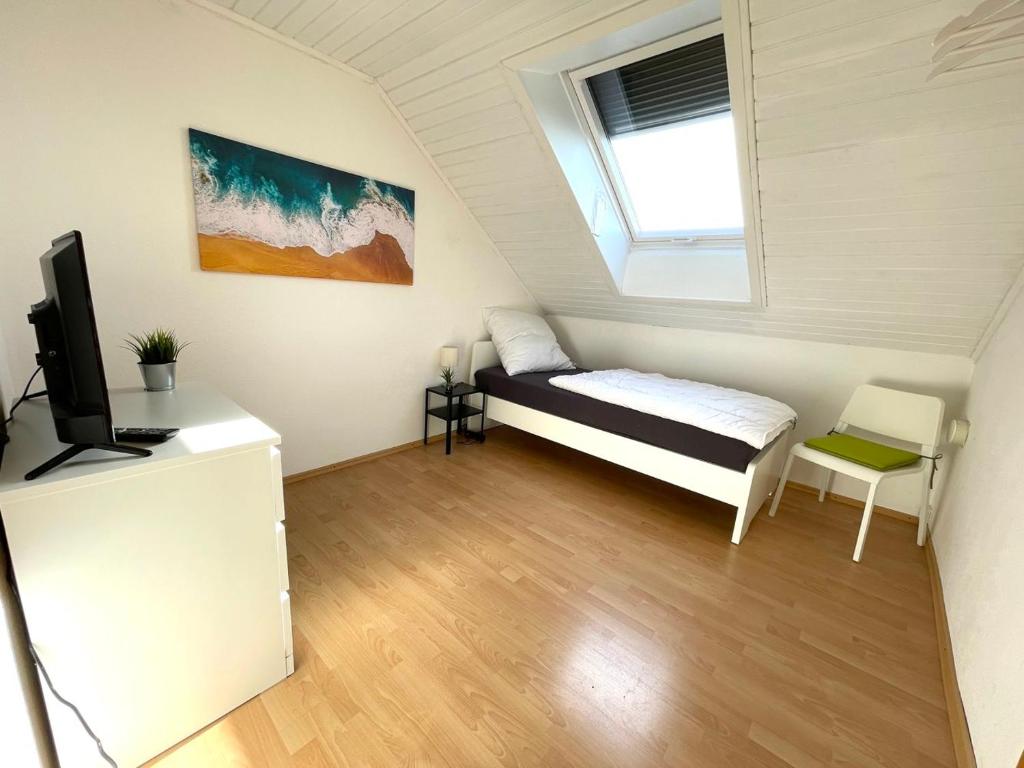 een kleine slaapkamer met een bed en een raam bij Apartment in Geseke in Geseke