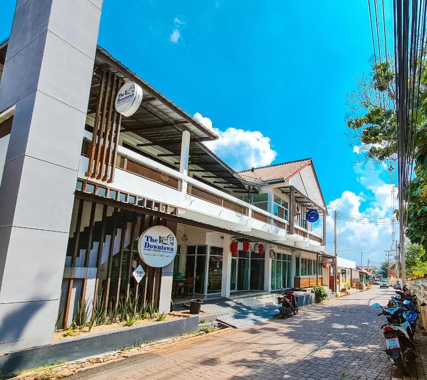 Eine Straße in einer Stadt mit einem Gebäude in der Unterkunft Downtown Kohlarn Resort in Ko Larn