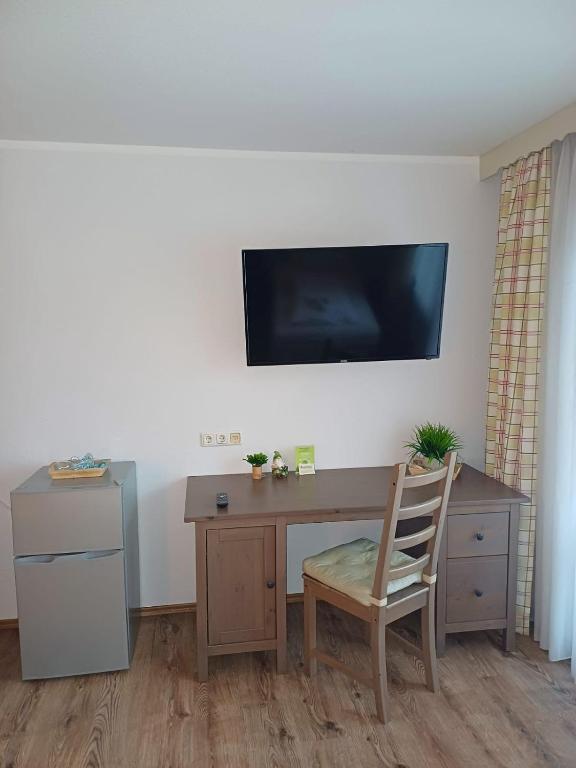 TV a/nebo společenská místnost v ubytování Günstige Zimmer im Spessart